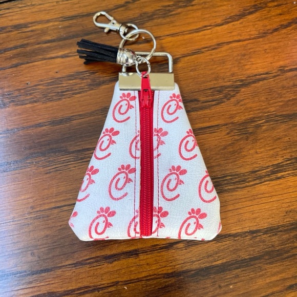 Chick fil a coin keychain - Picture 1 of 5